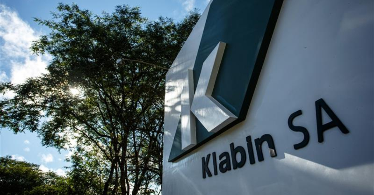 Klabin registra lucro líquido de R$ 277,1 milhões no segundo trimestre, com queda de 52%